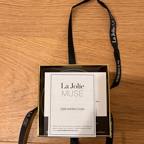 La Jolie Muse Scented Candle - Picture 3 of 5